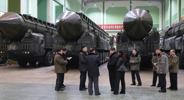 김정은 북한 국무위원장이 대륙간탄도미사일(ICBM) 발사대 생산 공장을 둘러보며 전략미사일 전력을 과시했다. 조선중앙통신은 김 위원장이 '중요군용대차생산공장'을 현지 지도했다고 1월 5일 보도했다. / 연합